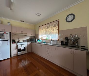 22 Riviera Road, Avondale Heights VIC 3034 - Photo 5