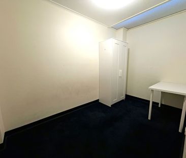 Spacious City Townhouse Offering Flexible Living and Secure Parking - Photo 4