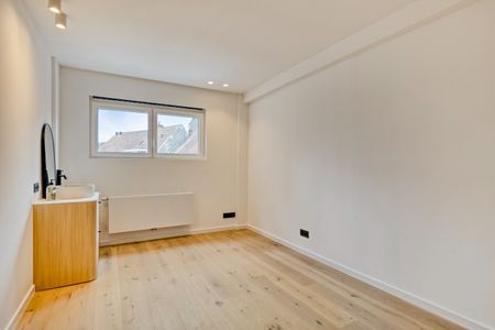 Hoogwaardig gerenoveerd appartement met 3 volwaardig slaapkamers nabij het het UZ en het Sint-Pietersstation - Foto 2