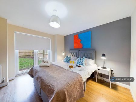 3 bedroom flat to rent - Photo 3