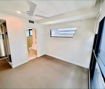 2 bed 2 bath-10906 - Photo 2