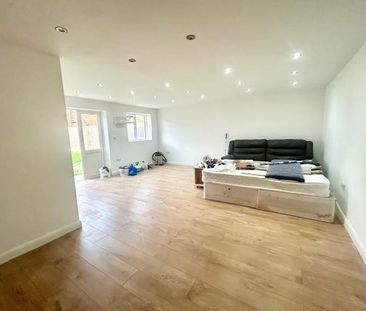 4 bedroom terraced house to rent - Photo 2
