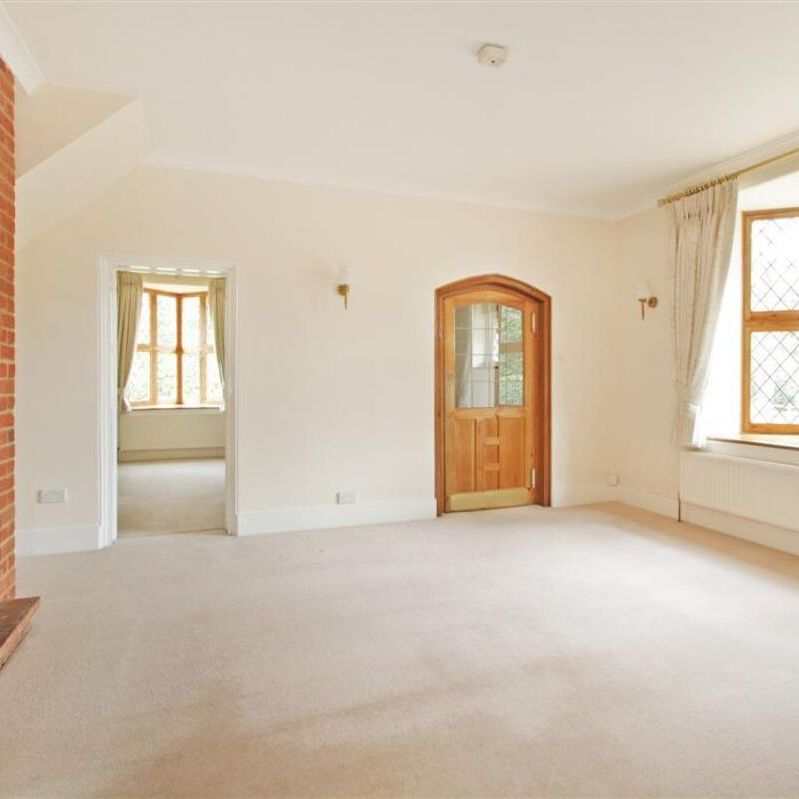 Available to rent is this delightful 2 bedroom cottage. This property is ideally located, in a quiet position close to the golf course and boasts a wealth of character features - Photo 1