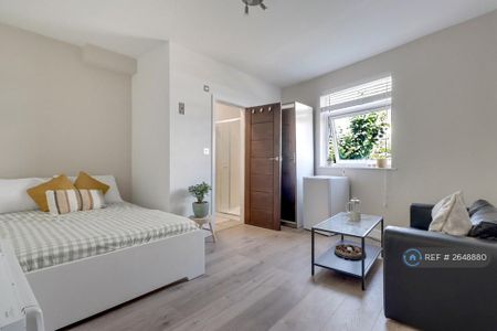 1 bedroom in a house share to rent - Photo 2