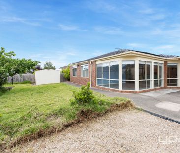 LARGE FAMILY HOME IN A CONVENIENT LOCATION! - Photo 2