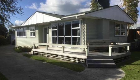 Tidy family home - Photo 2