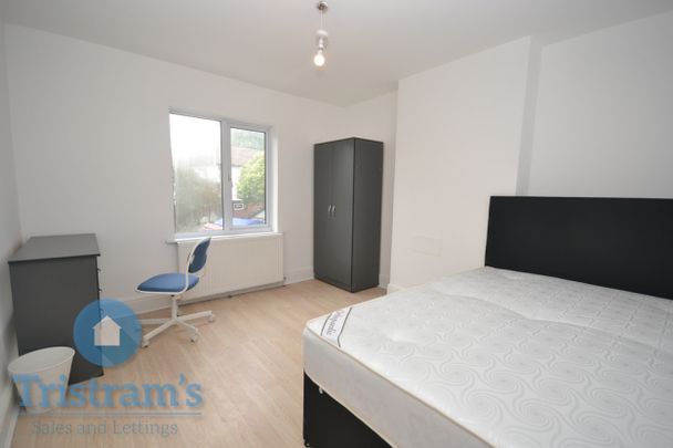 References Pending - 4 bed Semi-Detached House - Photo 1