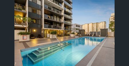 SUPERBLY RENOVATED 3 BEDROOM, 2 BATHROOM AT AU APARTMENTS! - Photo 2