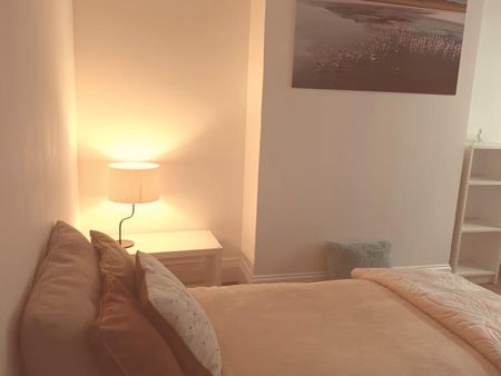 Good size charming bedroom in Harrow few minutes from Tube - Photo 2