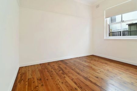 Freshly renovated 2 bedroom garden apartment - Photo 4