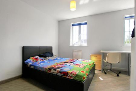 4 bedroom terraced house to rent - Photo 5