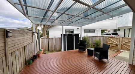 Sunny Standalone Home with 3 Bedrooms Ã¢ÂÂ Each with Its Own Ensuite - Photo 3