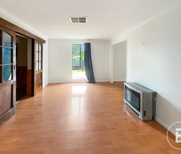 SPACIOUS FAMILY LIVING IN A CONVENIENT SEBASTOPOL LOCATION - Photo 2