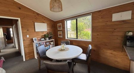 Secure and sunny Lockwood home - Photo 5