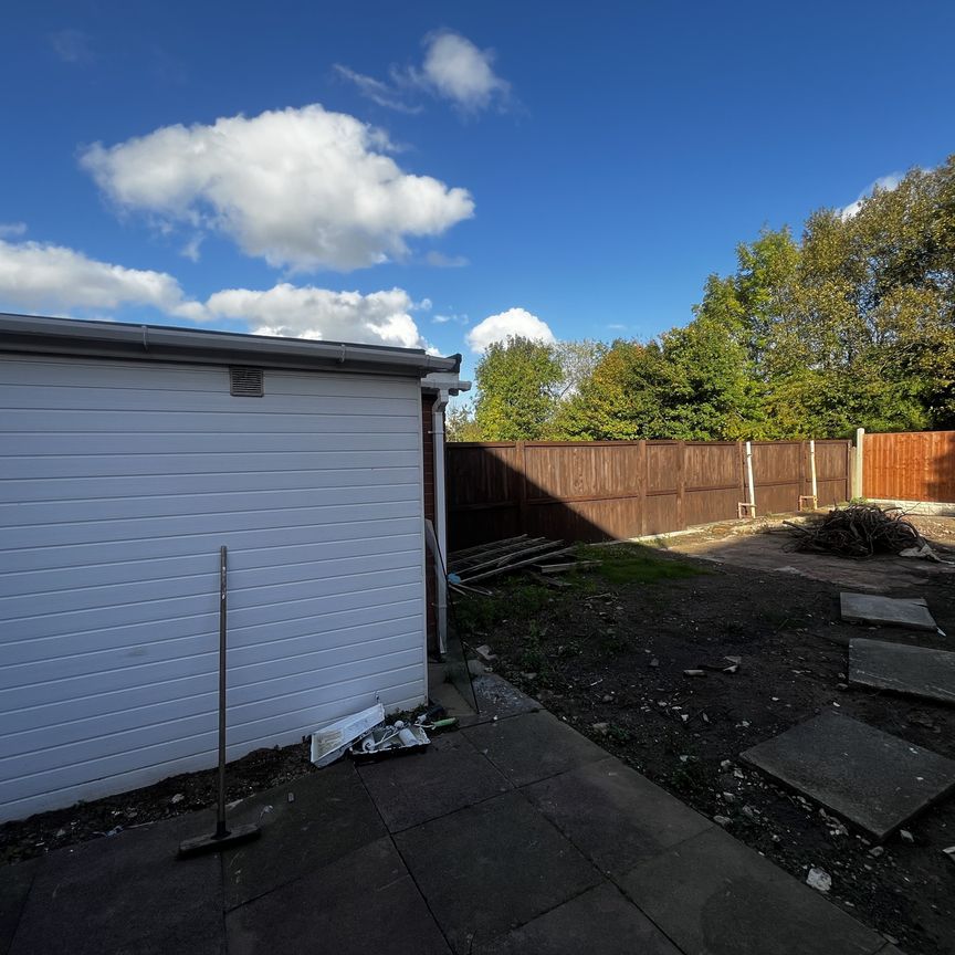 California Road, Oldbury, B69 - Photo 1