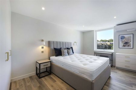 A truly impressive three bedroom two bathroom brand new 4th floor apartment benefitting from a day porter, lift service and luxury furnishings throughout. - Photo 2