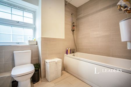 3 bedroom house to rent Sheldon Way, Larkfield, Aylesford, Kent, ME20 - Photo 2