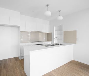 NEAR NEW, CUSTOM BUILT, 5 BED PLUS STUDY - FAMILY ENTERTAINER! - Photo 4