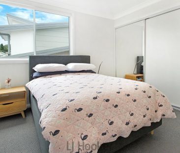 Modern Townhouse Living in the Heart of Mount Hutton - Photo 2
