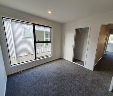 A low maintenance new build 3-bedroom townhouse - Photo 2