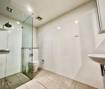 Luxurious 3 bedrooms Living in Camperdown's Heart - Photo 3