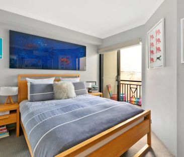 Chic Urban Two-Bedroom Apartment - Photo 3