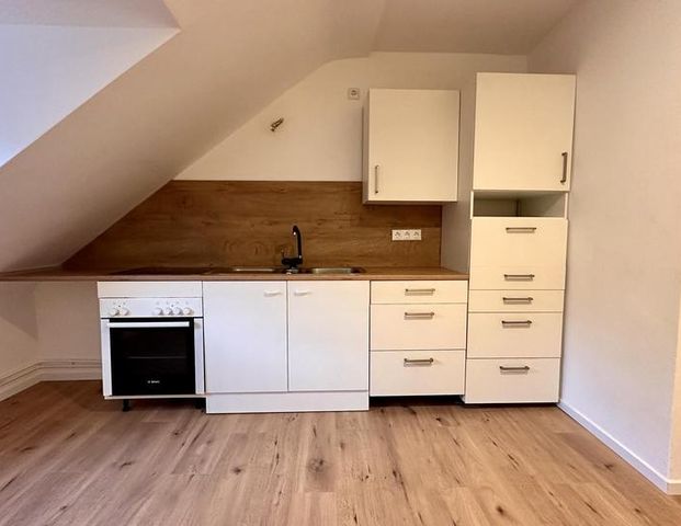 Helle 2-Zimmer-Dachgeschosswohnung mit Einbauküche – frisch renoviert - Foto 1