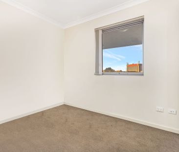 Spacious Two-Storey Apartment - Walk to Station - Photo 4