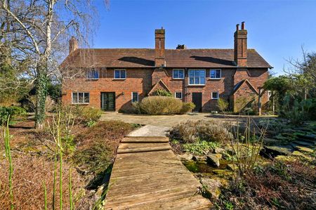 A beautifully presented Arts and Crafts house, in a fantastic Beaconsfield location - Photo 4