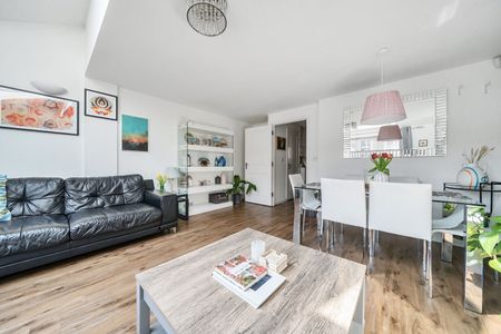 Terraced House to rent - Stone House Lane, Dartford, DA2 - Photo 2