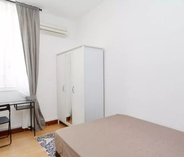 Room in a shared 8-bedroom apartment for rent in Trafalgar, Madrid. - Photo 4