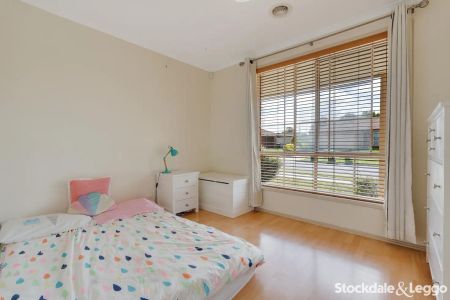 “Neat & Comfortable Family Home in a Great Craigieburn Location!” - Photo 2