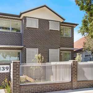 AIR- CONDITIONED MODERN STUDIO APARTMENT WITH PARK VIEWS - Photo 2