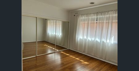 Spacious Light Filled 2 Bedroom Unit - Photo 2