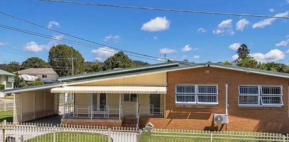 Renovated and Spacious 3-Bedrooms Family Home with Solar Panels - Photo 2