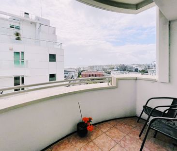 Spacious CBD Apartment - Photo 3
