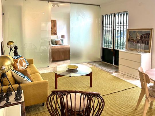 Charming 1-bedroom studio set in a historic building in the heart of Monte Estoril - Photo 1