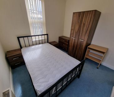 4 bedroom end of terrace house to rent - Photo 3