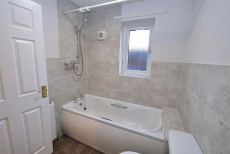 2 bedroom mews to rent - Photo 2