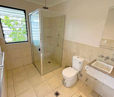 FULLY FURNISHED 1 BEDROOM APARTMENT - A STONES THROW FROM THE BEACH - Photo 1