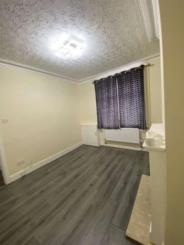 Stoke-on-trent, ST4 - Photo 5