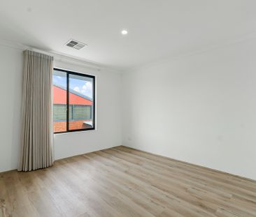 Townhouse living with space & style - Photo 3