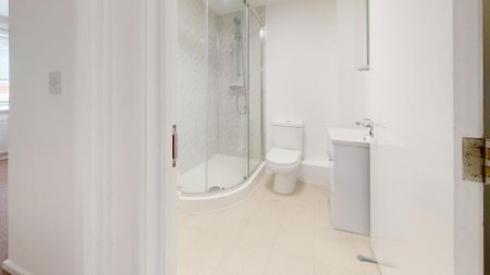 4 bedroom flat to rent - Photo 2