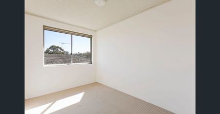 Charming top-floor apartment - Photo 2