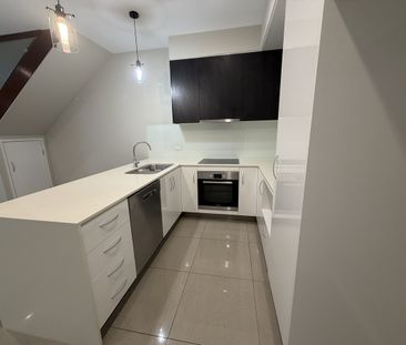 Contemporary Three Bedroom Townhouse in handy location! - Photo 5