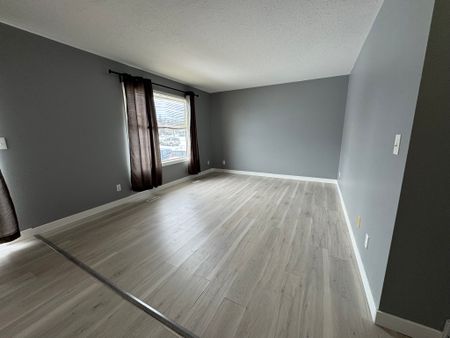 PET FRIENDLY Lovely 3 Bedroom, 1.5 bathroom 4-plex in Sylvan Lake - Photo 5