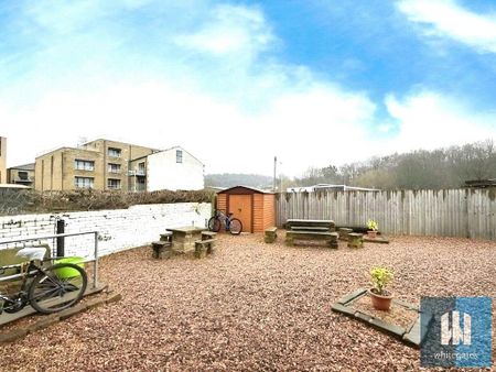 1 bedroom in a house share to rent - Photo 2