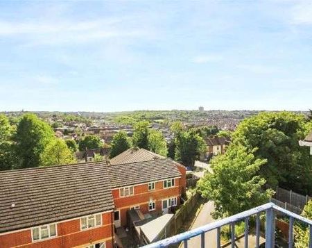 A modern top floor apartment in vibrant Chatham. - Photo 5