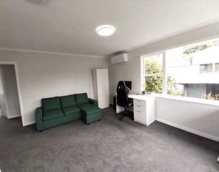 Sunny Fully Refurbished Flat in Newlands - Photo 5