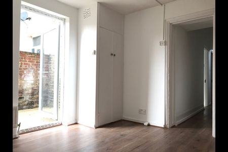 3 Bed Flat, Wakefield Street, E6 - Photo 2